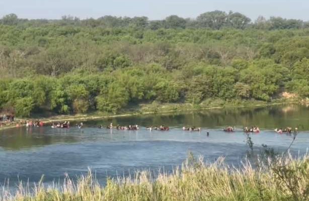 ¡Impactante!, cruzan «cientos y cientos» de migrantes el Río Bravo