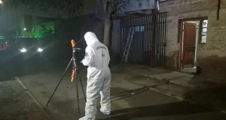 Niño es baleado en la cabeza en su casa en Cerro Navia: Investigan posible ajuste de cuentas