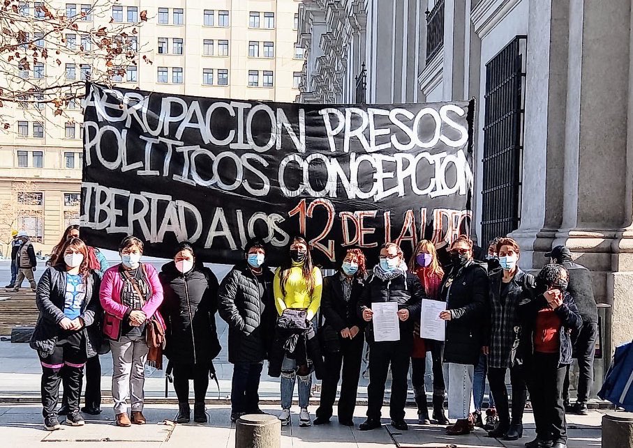 Familiares de presos políticos de Concepción solicitan al Gobierno que retire querellas y termine con persecución penal heredada de Piñera