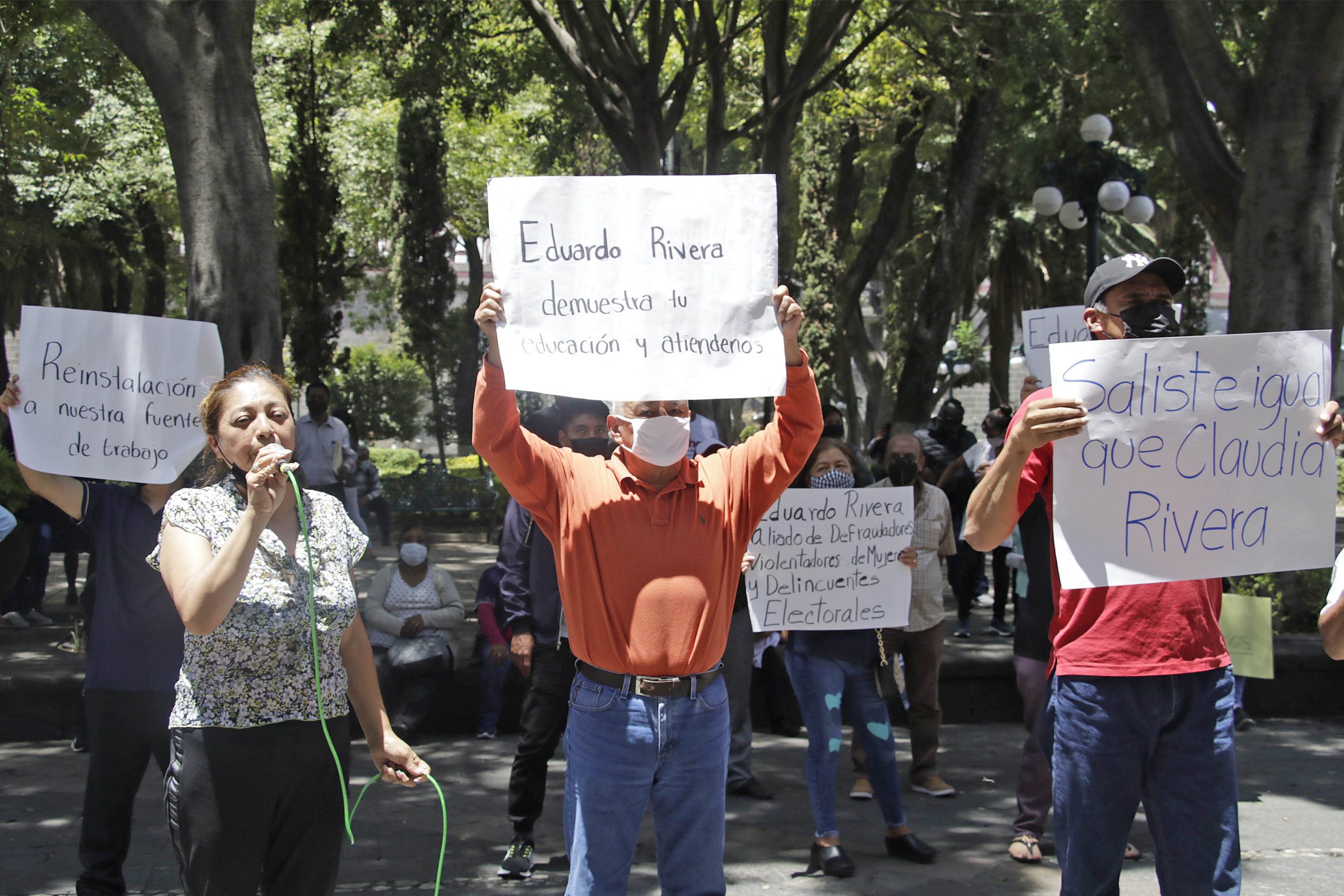 Exigen a Rivera Pérez reinstalación de 38 burócratas despedidos