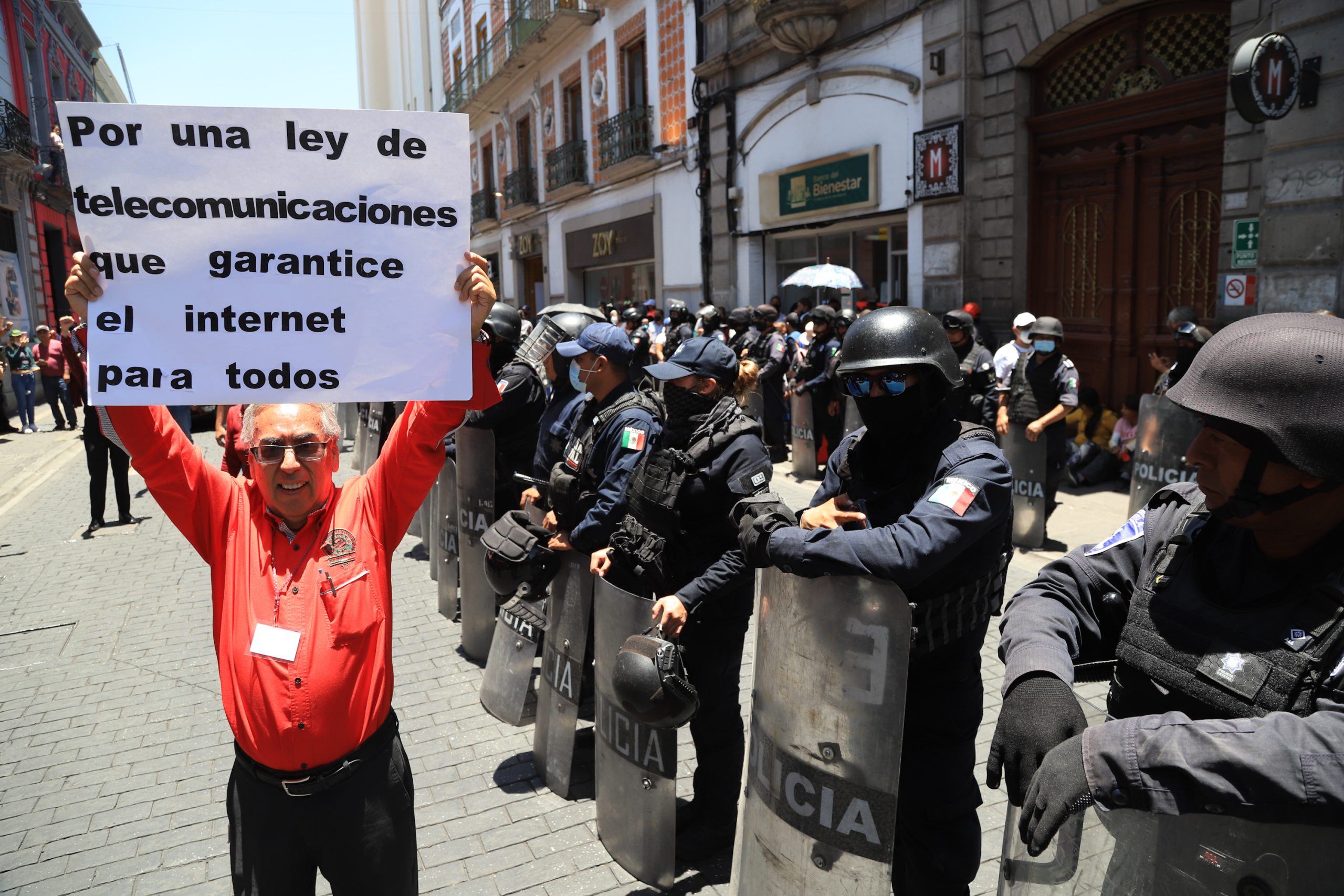 Trabajadores de Telmex levantan plantón en sede de Puebla