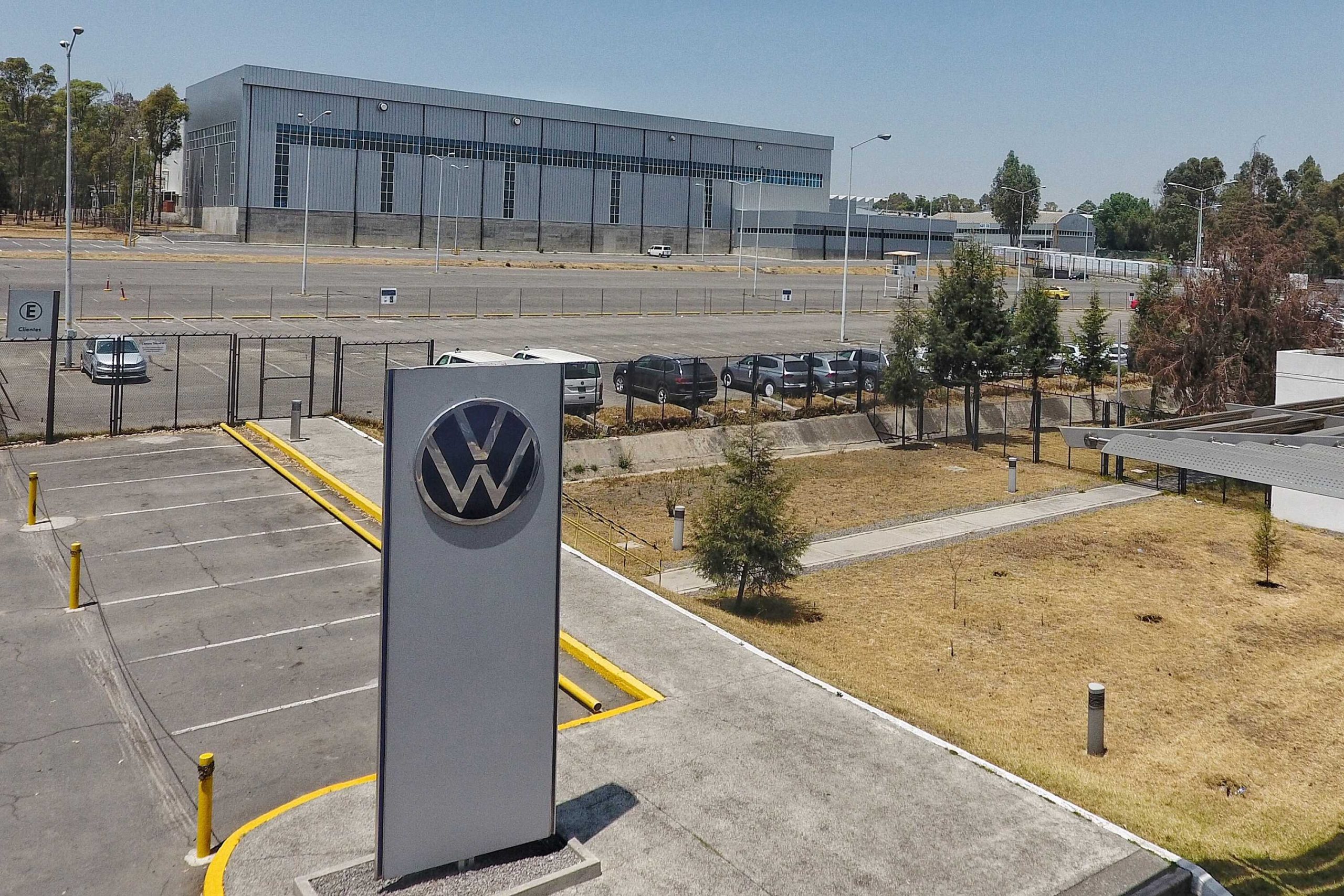 Despedidos de proveedora de VW y Audi exigen compensaciones, son 155 familias afectadas