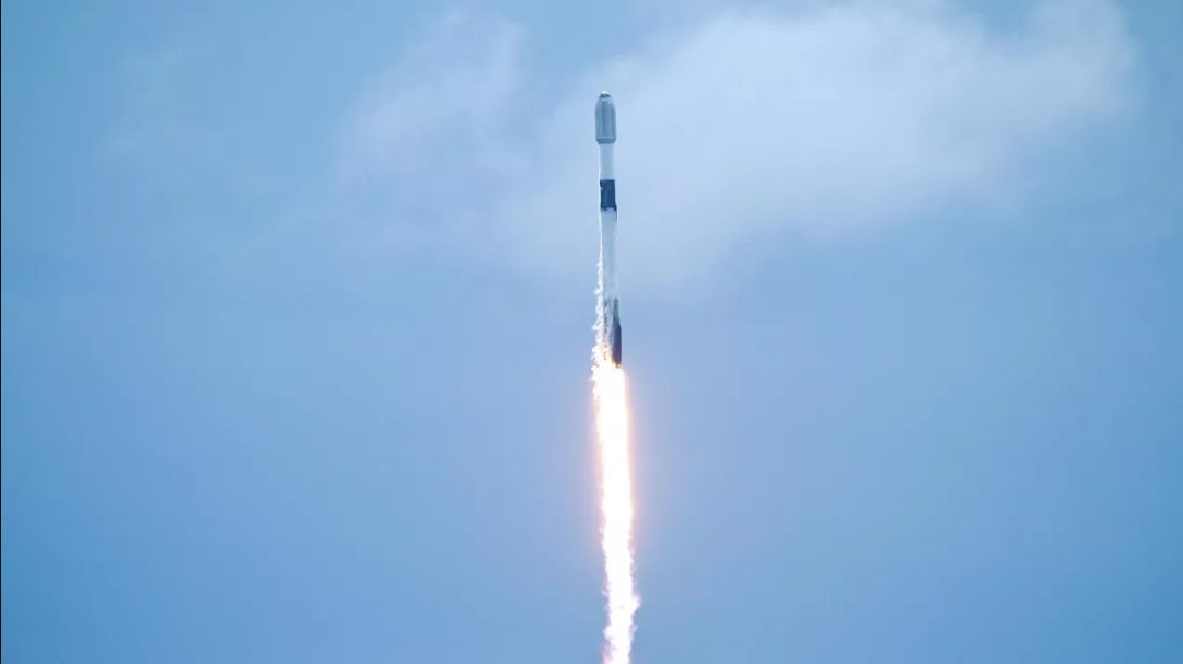 (Video) SpaceX lanza su cohete reutilizable Falcon 9 con 53 satélites de telecomunicaciones