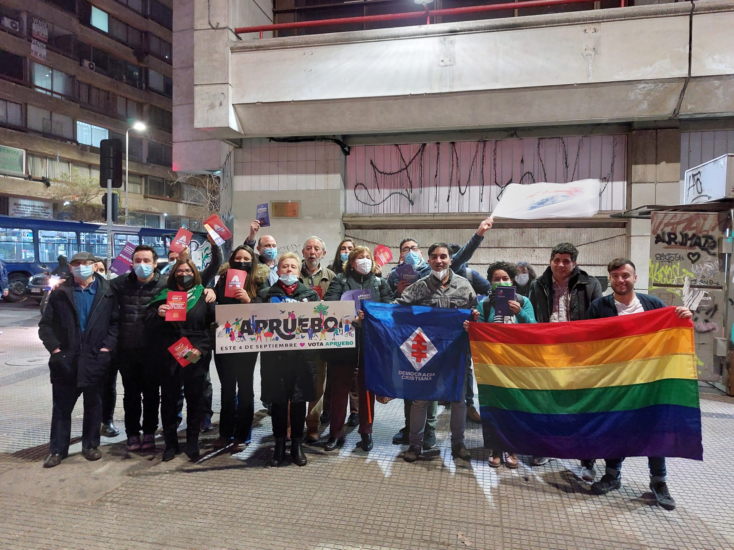 Metro a Metro: Banderazos y volanteos por el Apruebo se registran en Santiago