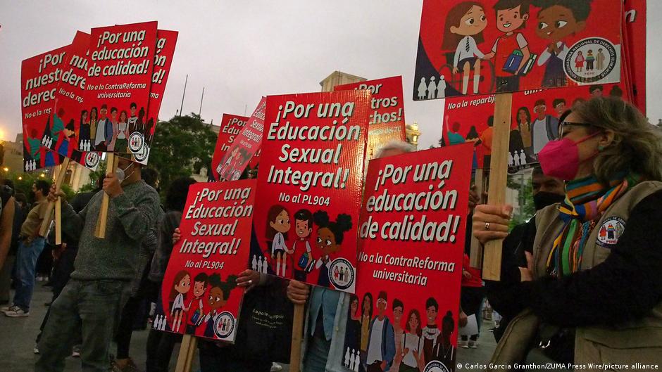 Universitarios peruanos marchan por una mejor calidad en la educación