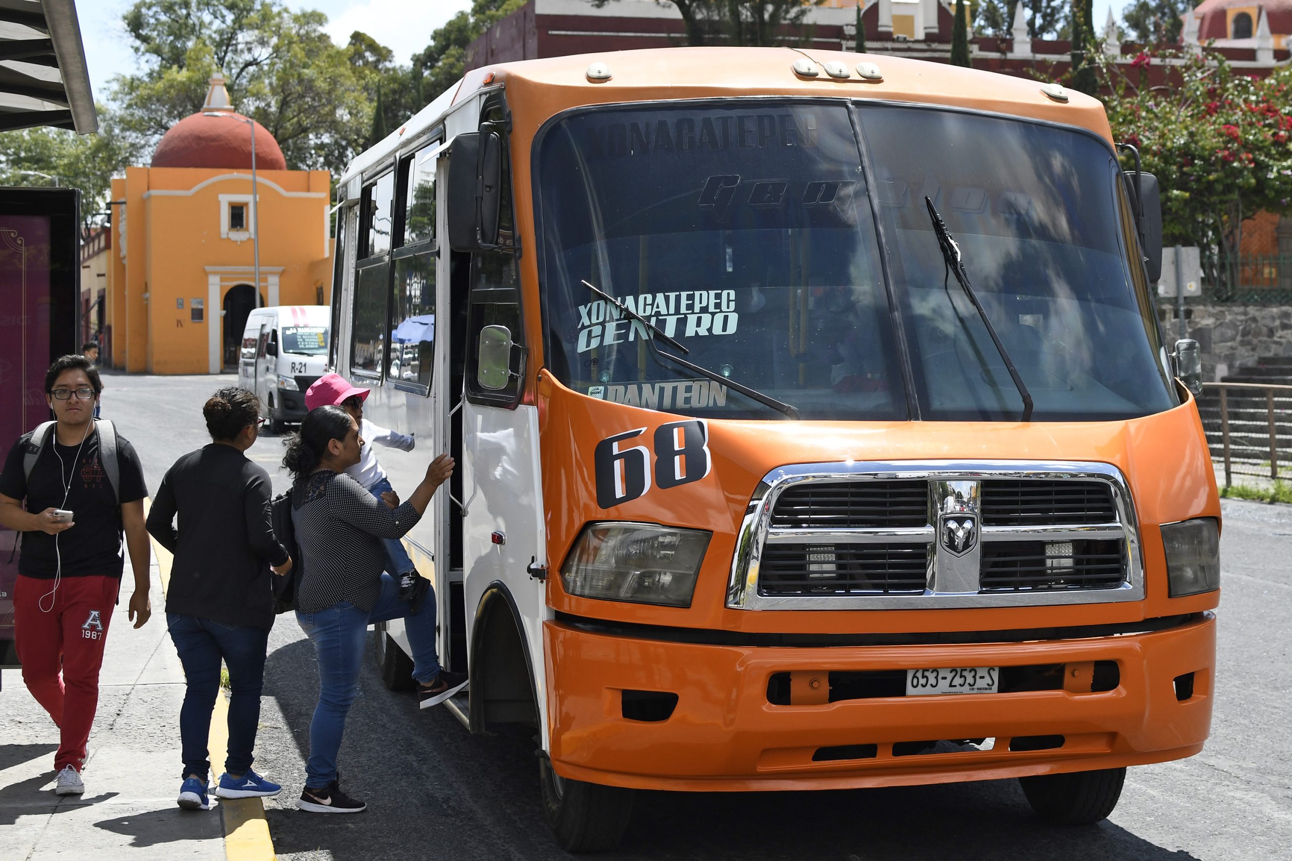 Mueren niño y mujer atropellados por transporte público en Puebla