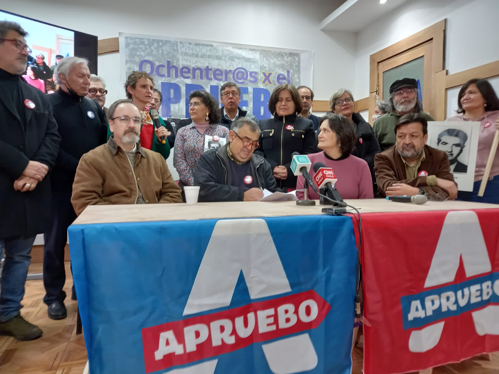 Generación universitaria de los 80 se suma a campaña del Apruebo