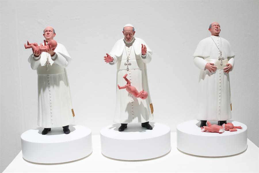 Artista chileno desata polémica en México por escultura del Papa destrozando un bebé