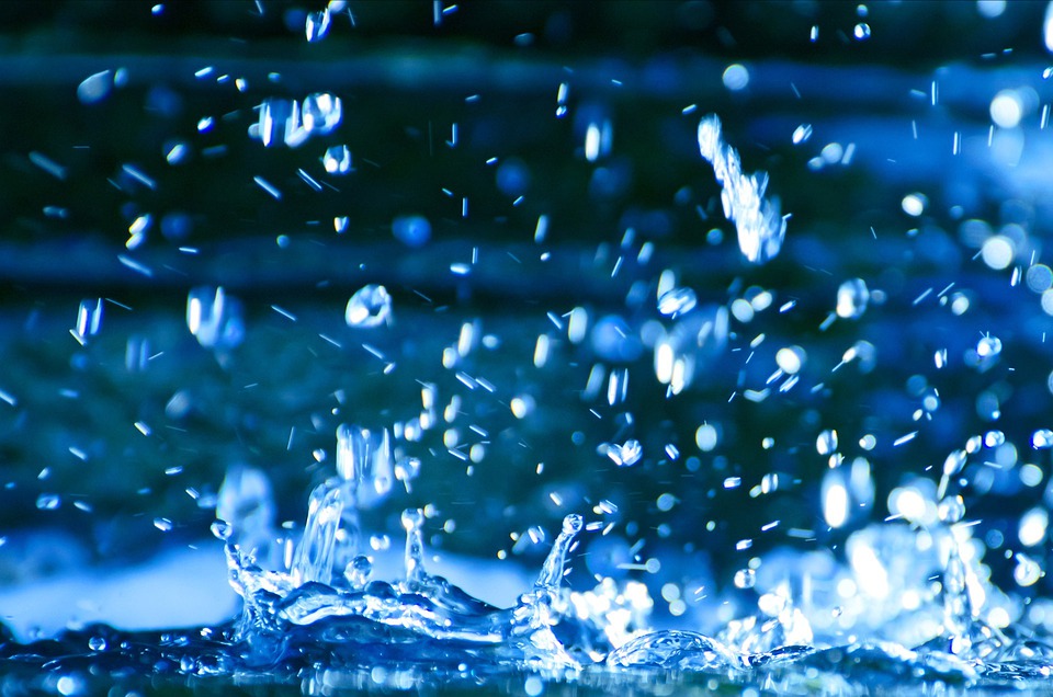 Científicos revelan que el agua de lluvia ya no es potable en ningún lugar del planeta