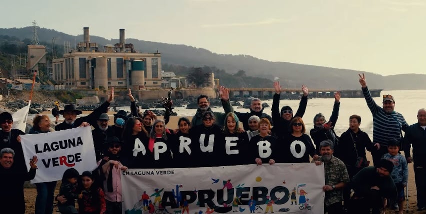 Residentes de Laguna Verde efectúan «Entierro de la Constitución de 1980»