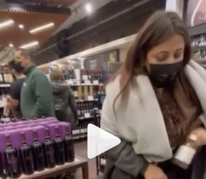 La Reina de la Nutella: Pillan a mujer robando en supermercado y se hace viral (Video)