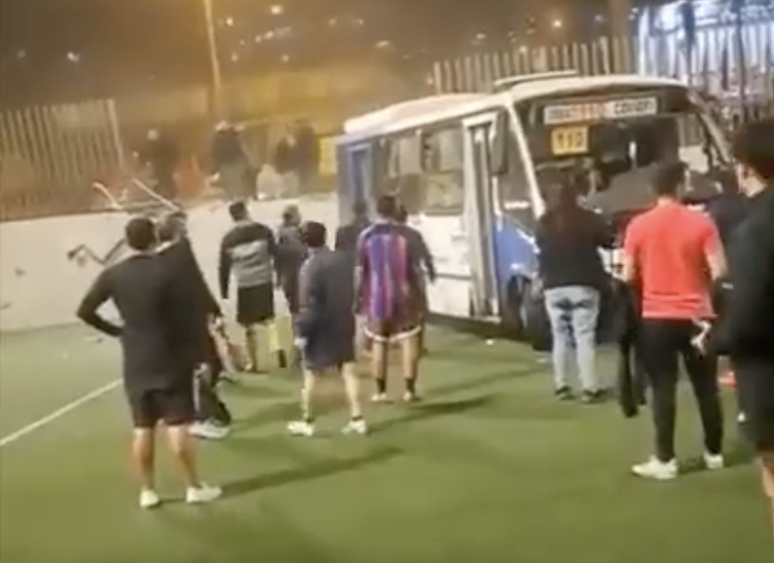 Bus cayó dentro de  cancha de fútbol en Antofagasta: Seis personas resultaron heridas