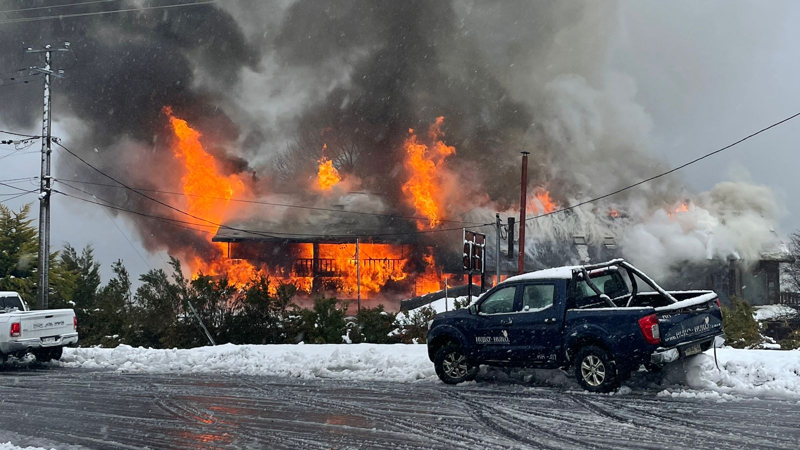 (Video) Voraz incendio destruyó por completo hotel Marina del Fuy en Panguipulli: Está ubicado en la Reserva Biológica Huilo Huilo