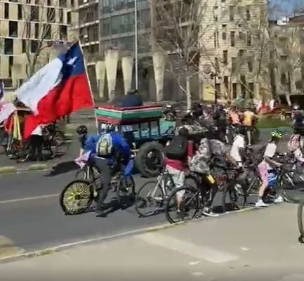 Delegada presidencial de Santiago confirma querella por atropellos contra ciclistas del Apruebo en la Alameda
