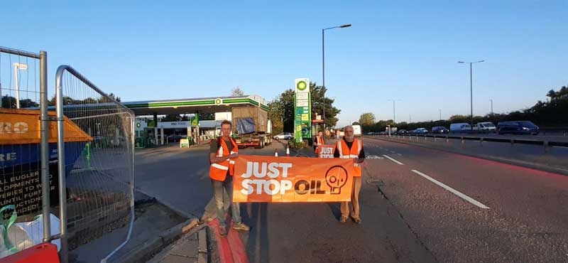 Grupo ecologista «Just Stop Oil» bloquea a varias gasolineras en Londres