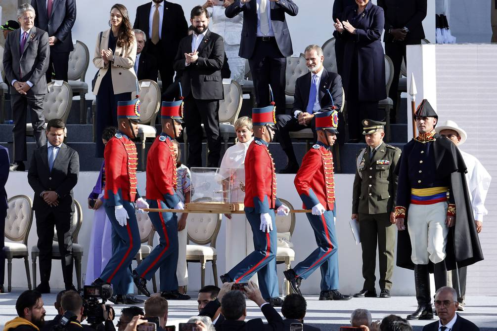 Avalancha de críticas contra Felipe VI por no levantarse ante espada de Bolívar durante toma de posesión de Gustavo Petro