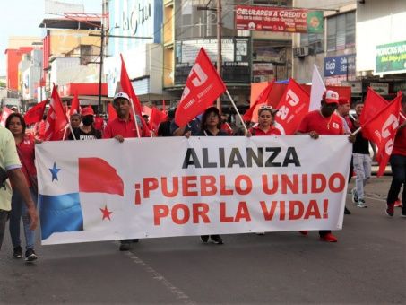 Gremios panameños marchan para exigir el cumplimiento de los acuerdos