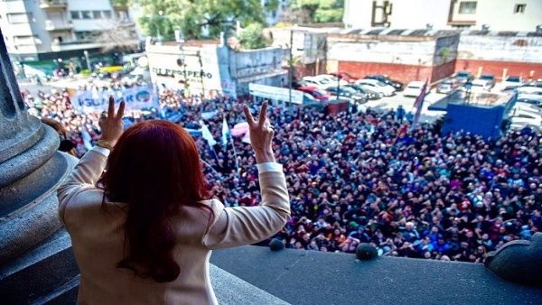 Argentinos se manifiestan masivamente en apoyo a Cristina Fernández