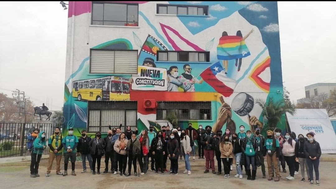 Contraloría instruyó sumario en municipio de San Bernardo por mural en edificio consistorial que dice «nueva Constitución»