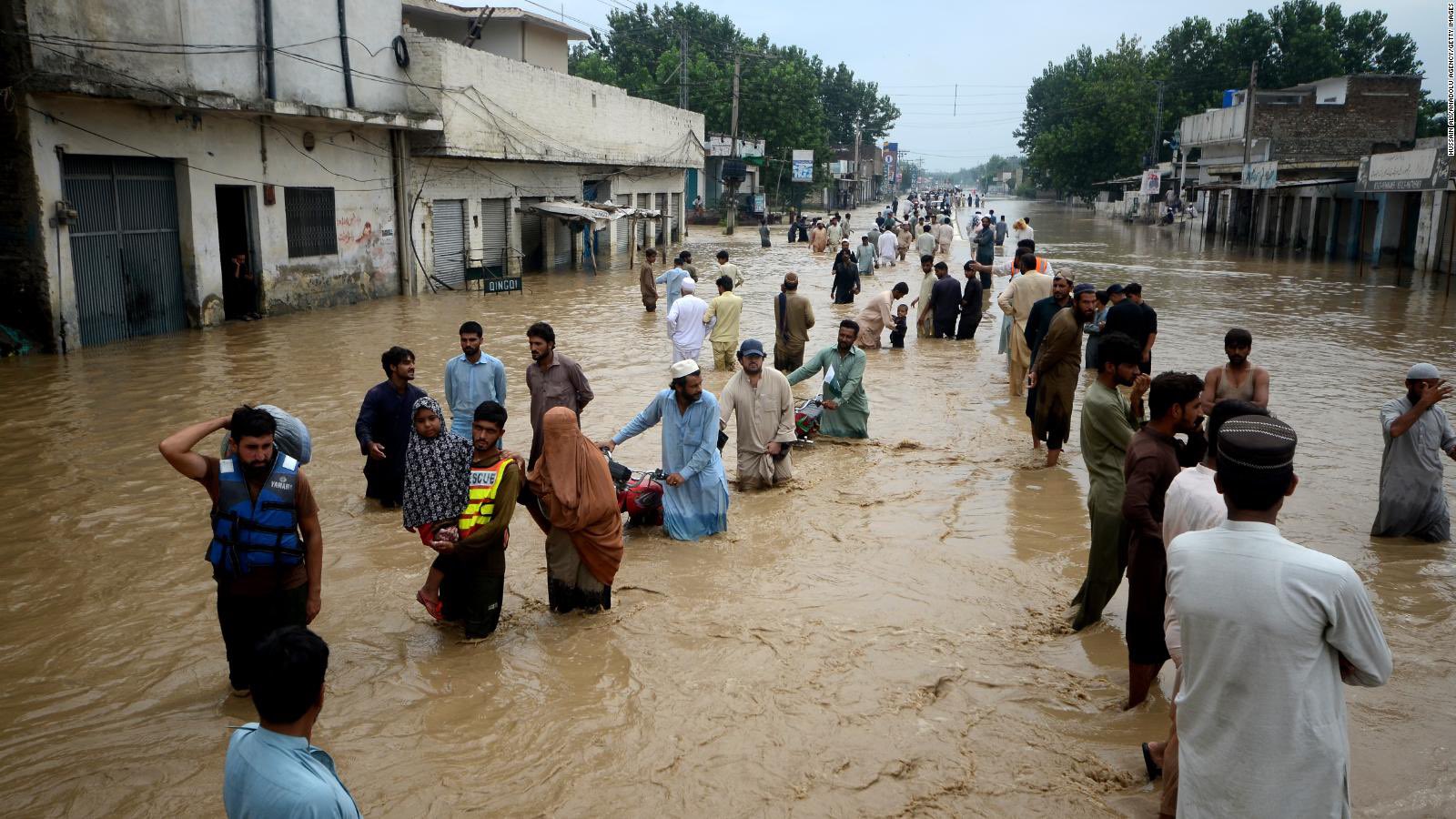 Advierten sobre brotes de enfermedades a gran escala en medio de graves inundaciones en Pakistán