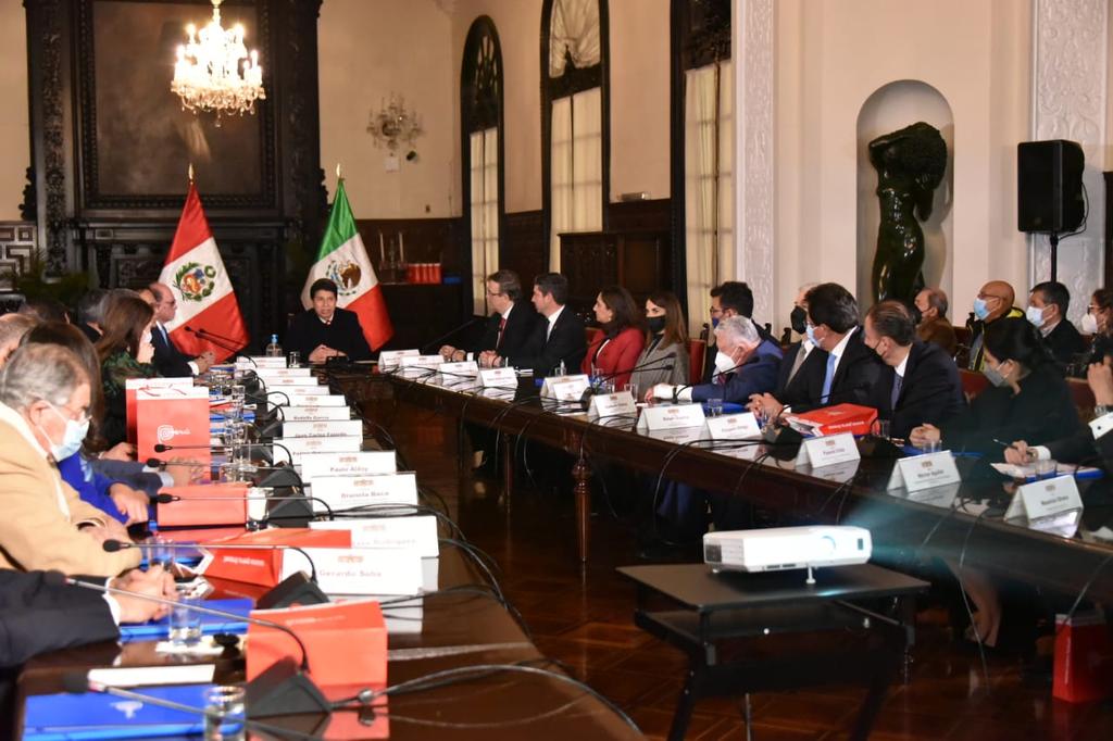 <strong>Ebrard se reúne en Perú con el presidente Pedro Castillo para invitarlo a cumbre del Pacífico</strong>