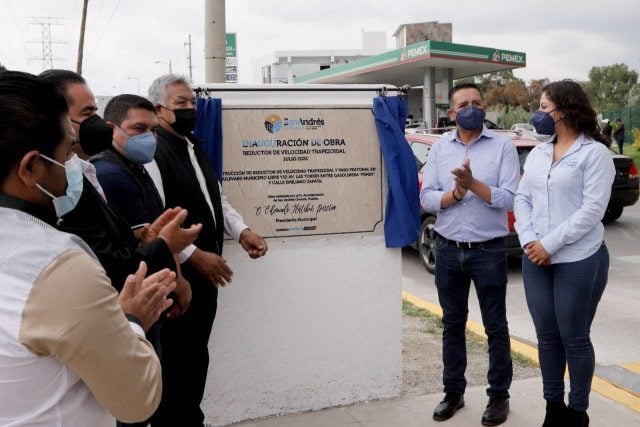 ¡Ninguna broma! Tlatehui fija placa con su nombre para inaugurar tope en Cholula