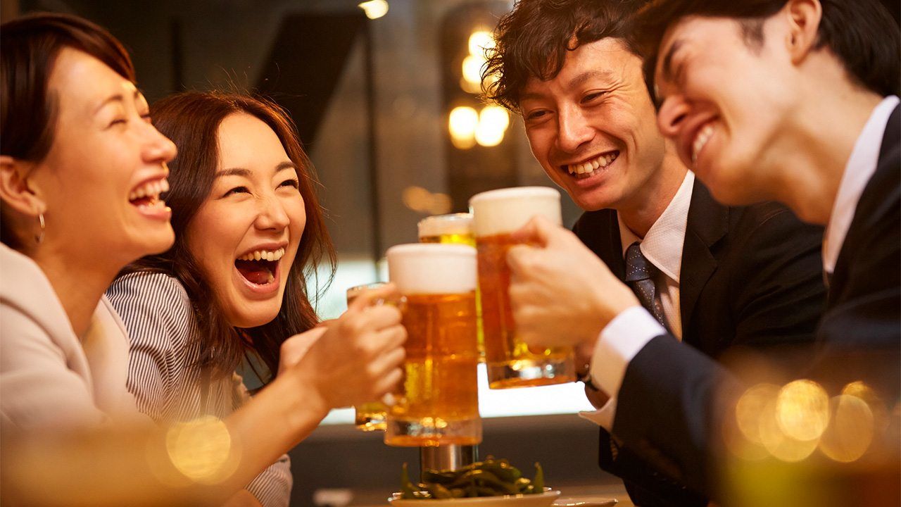 Gobierno japonés hará un concurso para animar a la gente a beber más alcohol