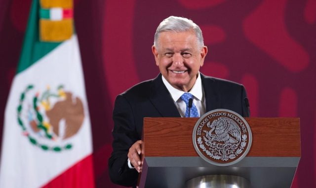 AMLO anuncia ampliación de servicio de internet y telefonía por todo el país