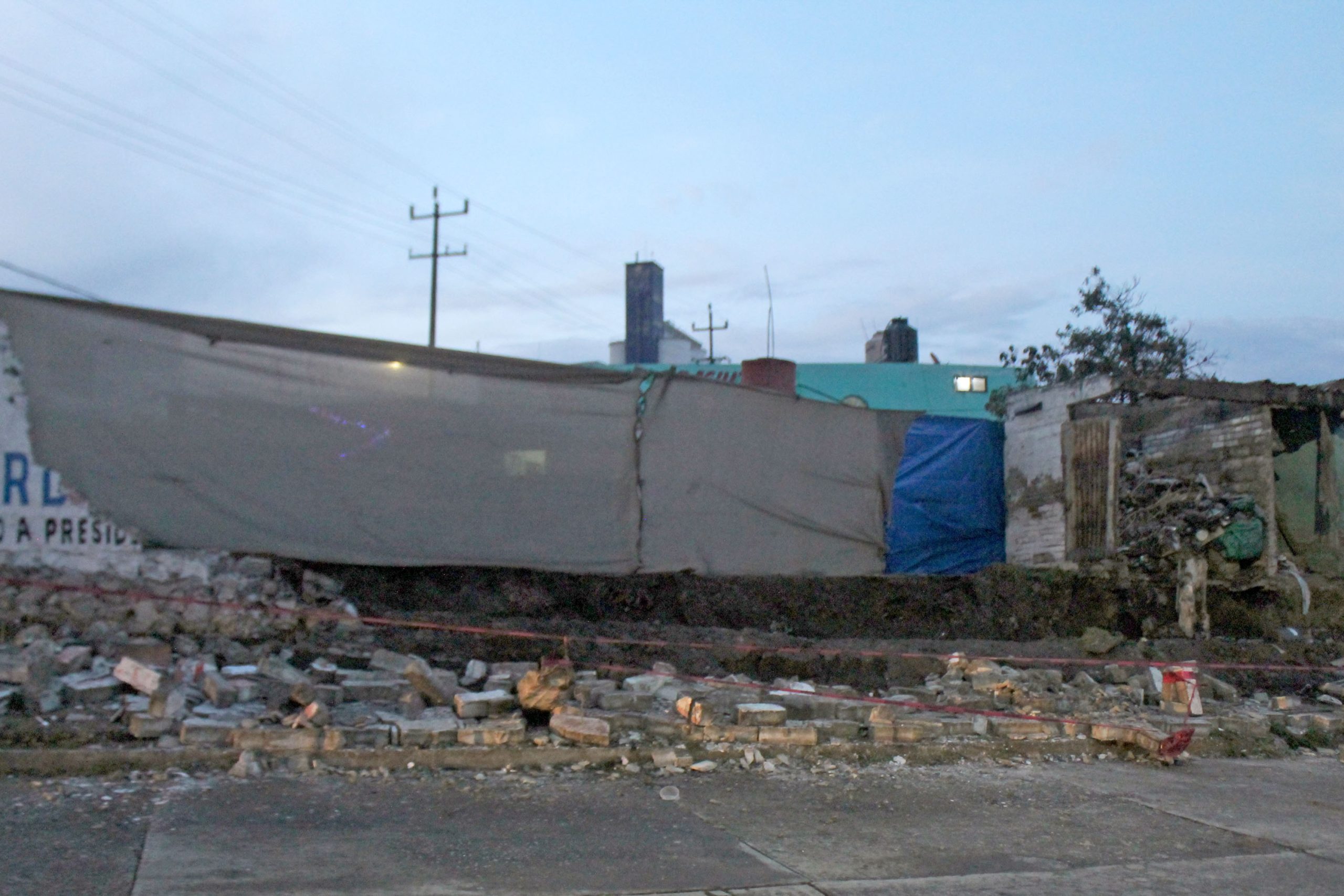 Vecinos atribuyen a desazolve caída de barda en Xonacatepec