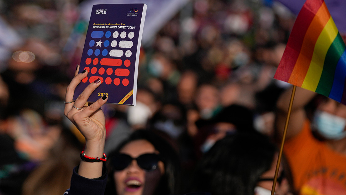 «La información empodera»: Más de un millón de copias de la nueva Constitución fueron repartidas en la campaña «Chile Vota Informado»
