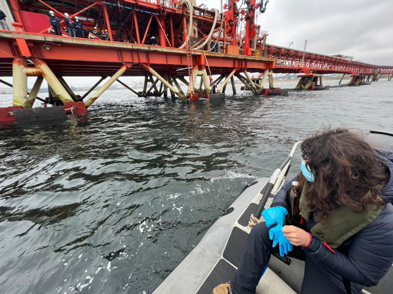 Nuevo derrame de petróleo en bahía de Quintero: Fue ocasionado por la mantención de un flexible en el muelle de Oxiquim