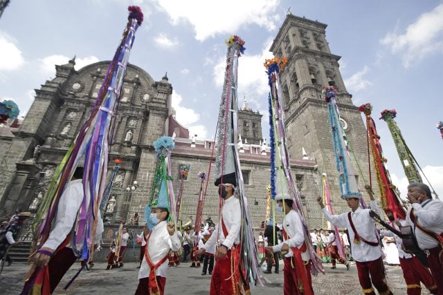 Pueblos y comunidades indígenas fascinan a la capital poblana con tradiciones