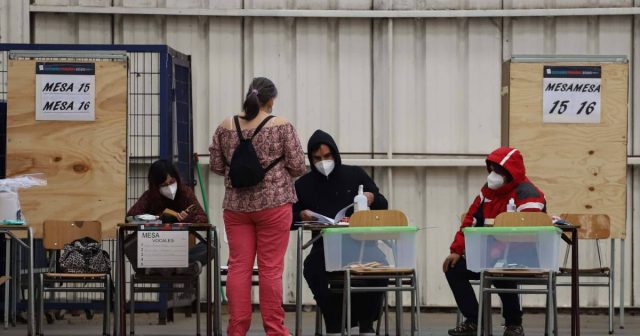 Plebiscito en Santiago: Garantizan transporte gratuito en el Metro y Ferrocarriles pero no en los buses del sistema Red