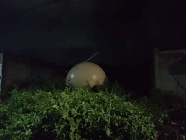 Meteorólogo asegura que misteriosa esfera metálica cayó del cielo en México