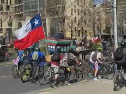 Gravísimo: Fanático del Rechazo atropella a ciclistas en una marcha por el Apruebo