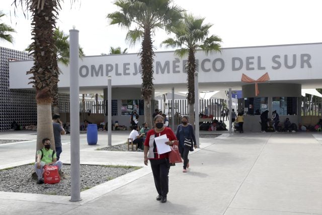 Siguen llegando informales a las afueras del Hospital General del Sur