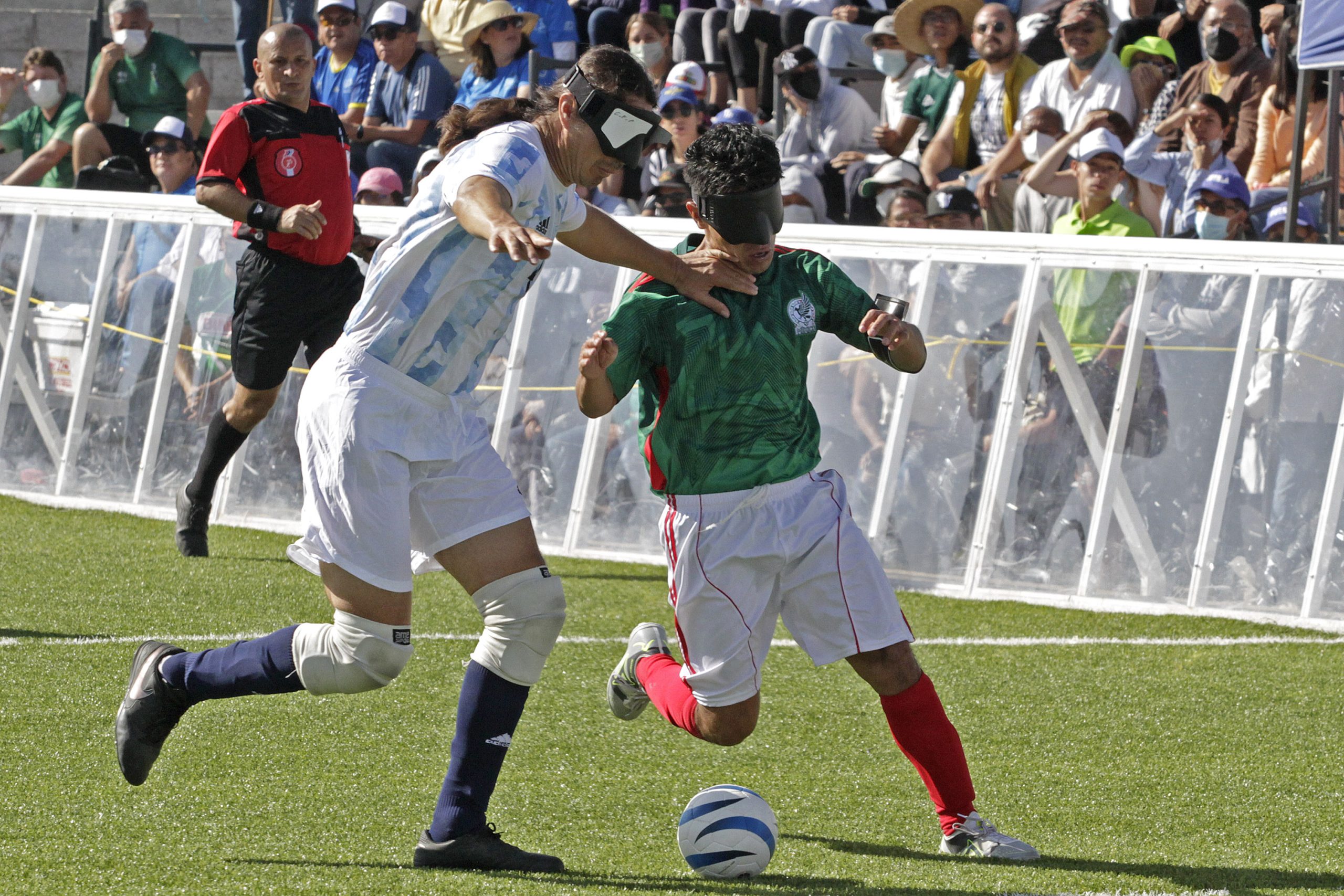 Futbolista con ceguera afirma que la clave para la confianza es el deporte