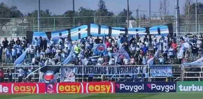 Magallanes lo más grande: Hinchada carabelera desplegó feroz lienzo por el Apruebo en duelo frente al «Campanil»