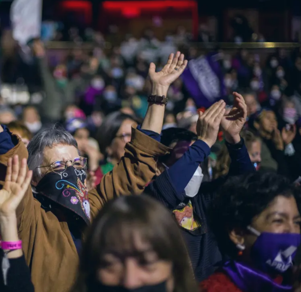 Feministas internacionales firman carta en apoyo al Apruebo: Figuran nombres como Angela Davis, Judith Butler, Irene Montero y Silvia Federici
