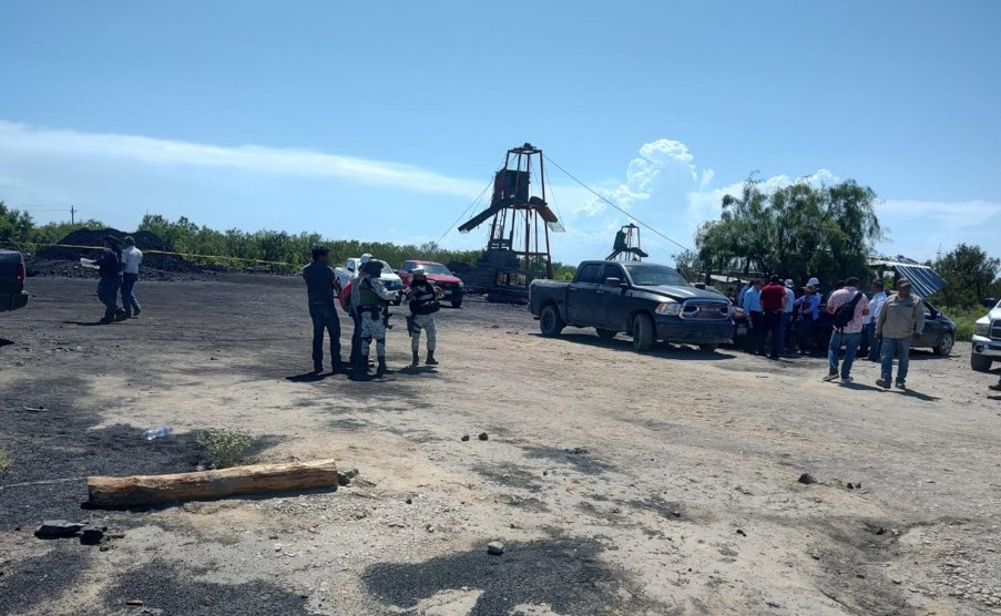 Salen con vida 2 trabajadores tras derrumbe en mina de Coahuila