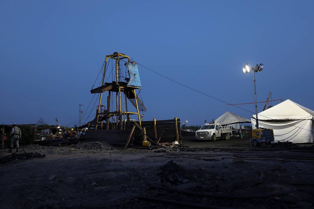 Buzo de Sedena ingresa a pozo de Coahuila, donde están atrapados diez mineros