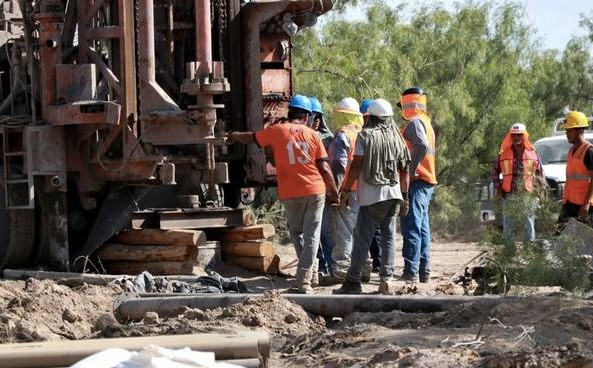 Mineros suman 11 días atrapados; aumento de agua impide rescate