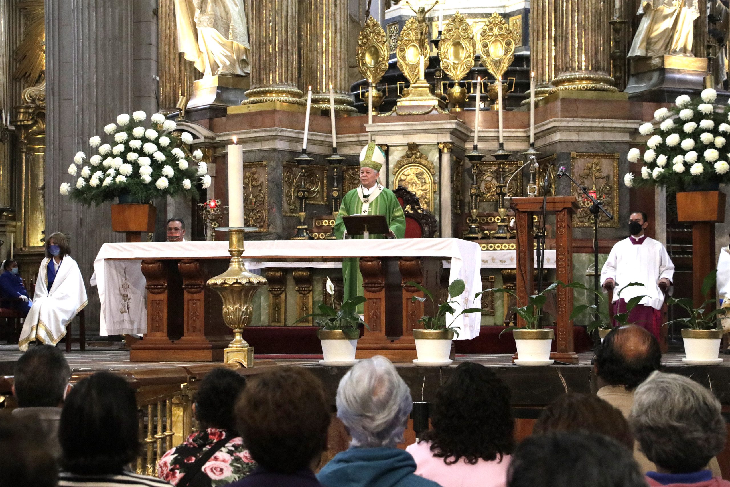 Se reintegra arzobispo de Puebla tras contraer covid