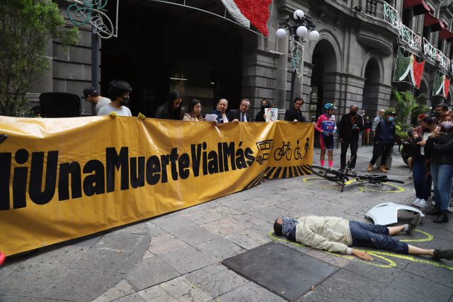 Critican a Eduardo Rivera por falta de estrategia a favor de peatones