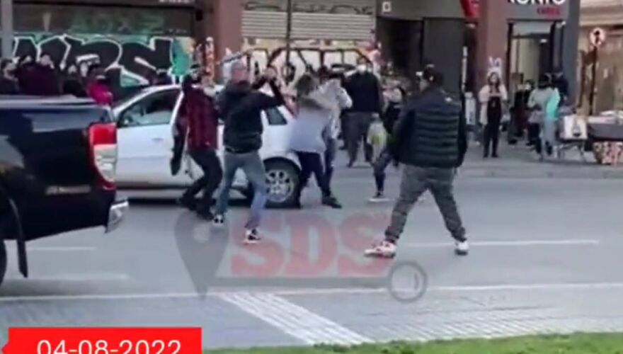 (Video) Con fierro y un bate, hombres y mujeres protagonizan violenta pelea en Plaza Sucre de Viña del Mar