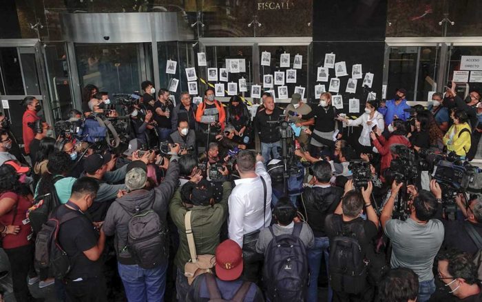 Periodistas clausuran simbólicamente FGR, protestan por el asesinato de Fredid Román