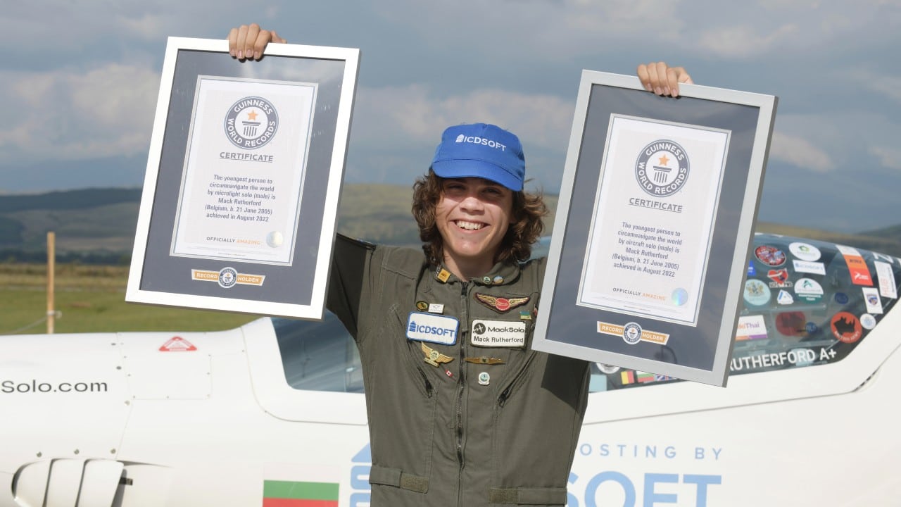 Piloto de 17 años rompe dos récords Guinness al dar la vuelta al mundo