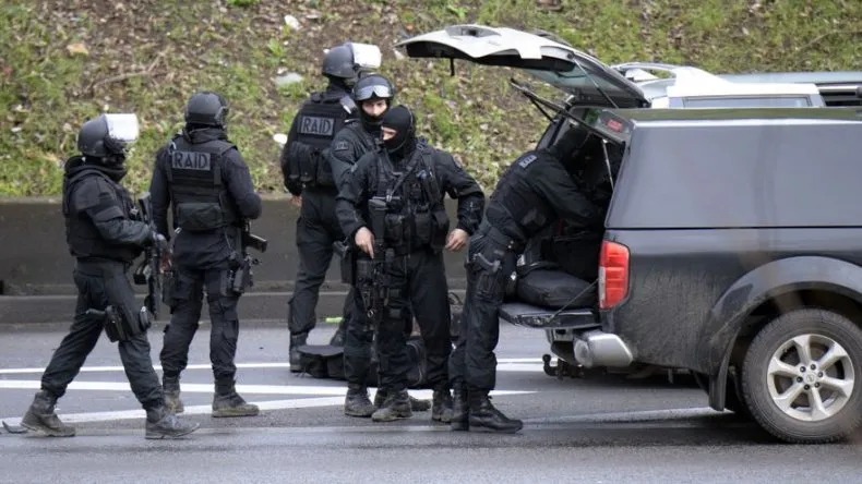Policía francesa tira a sospechosos con cuchillo en Charles de Gaulle, París