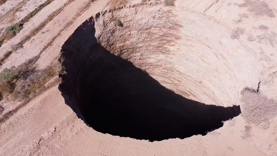 SMA dictó seis medidas urgentes contra minera  Ojos del Salado por gigantesco socavón en Tierra Amarilla: Detectaron “sobre extracción de material”