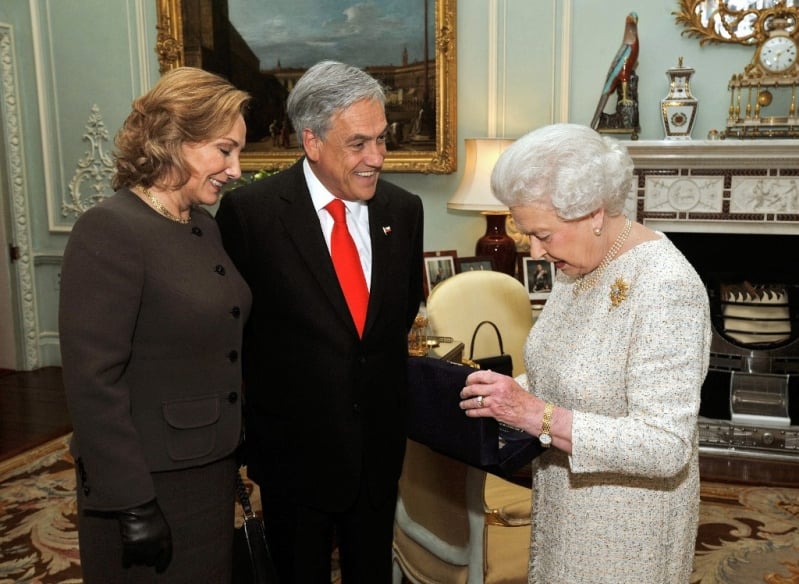 El día en que Piñera le regaló una piedra a la Reina Isabel